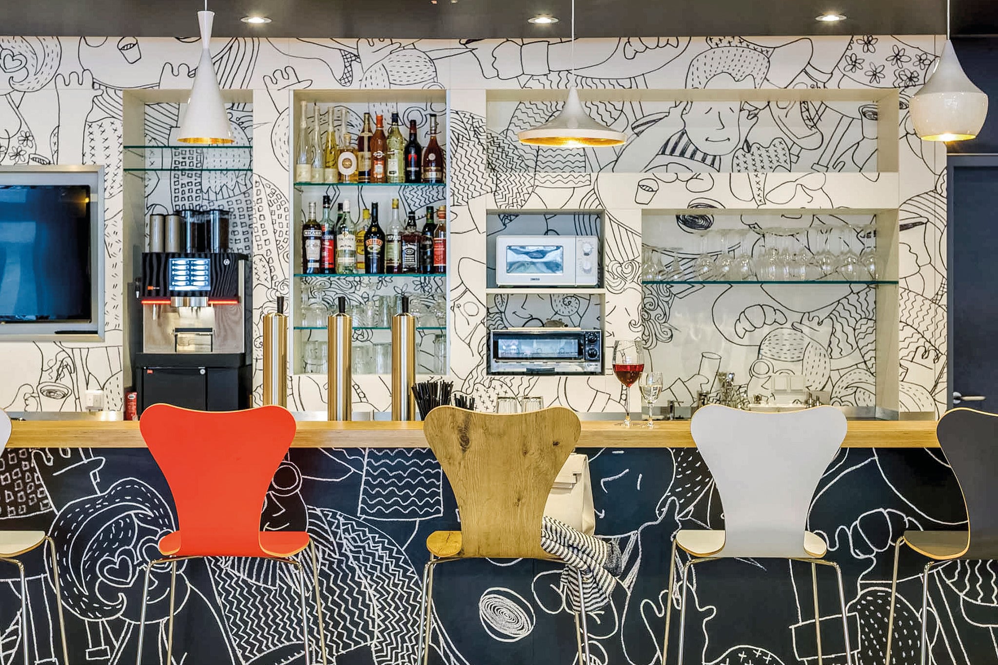 Enjoy cocktails in the stylish boutique bar at Ibis Wien Mariahilf