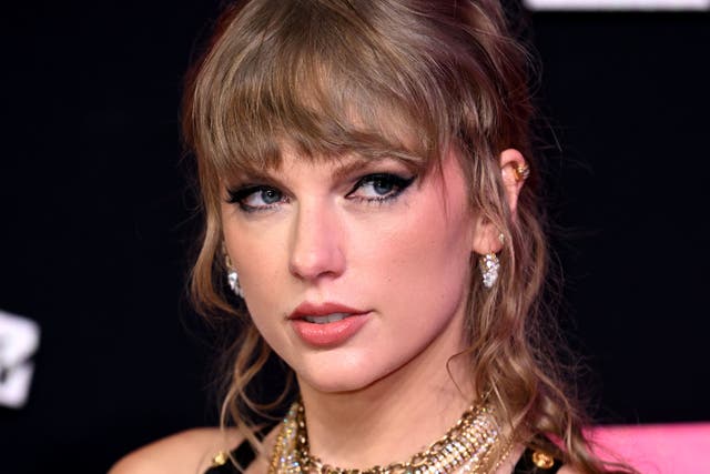 <p>Taylor Swift sports Kobe Bryant quote necklace during trip to recording studio</p>
