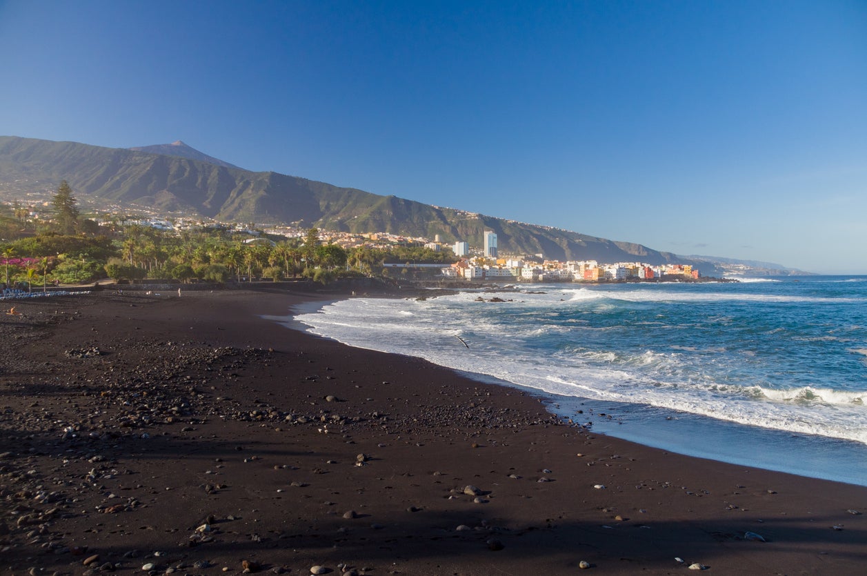 Playa Jardin is one of 罢别苍别谤颈蹿别’蝉 busier beaches, and welcomes many visitors whatever the weather