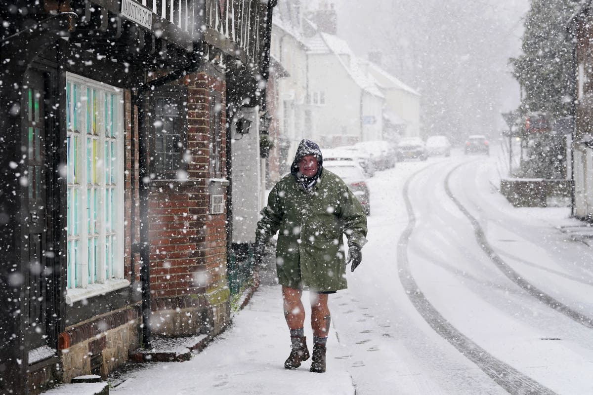 UK Weather: Met Office snow warning for up to 10cm per hour