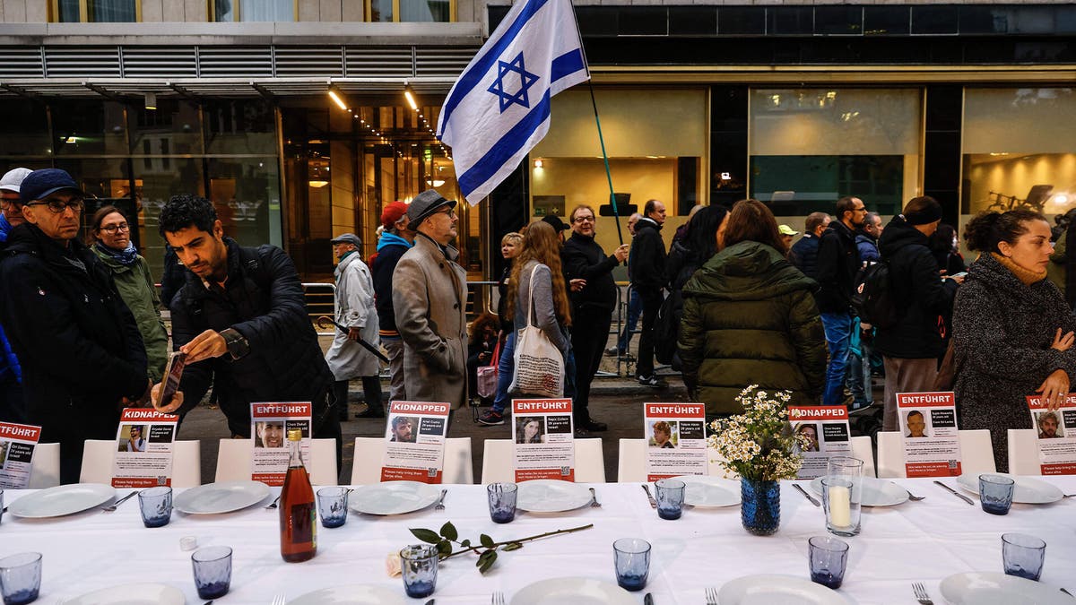 Watch as Israeli protesters set up Shabbat table near the Hague