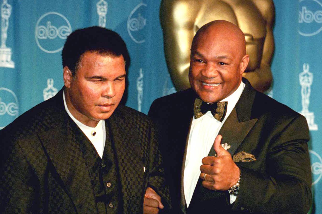 Foreman (kanan) dengan saingan lama Muhammad Ali pada tahun 1997