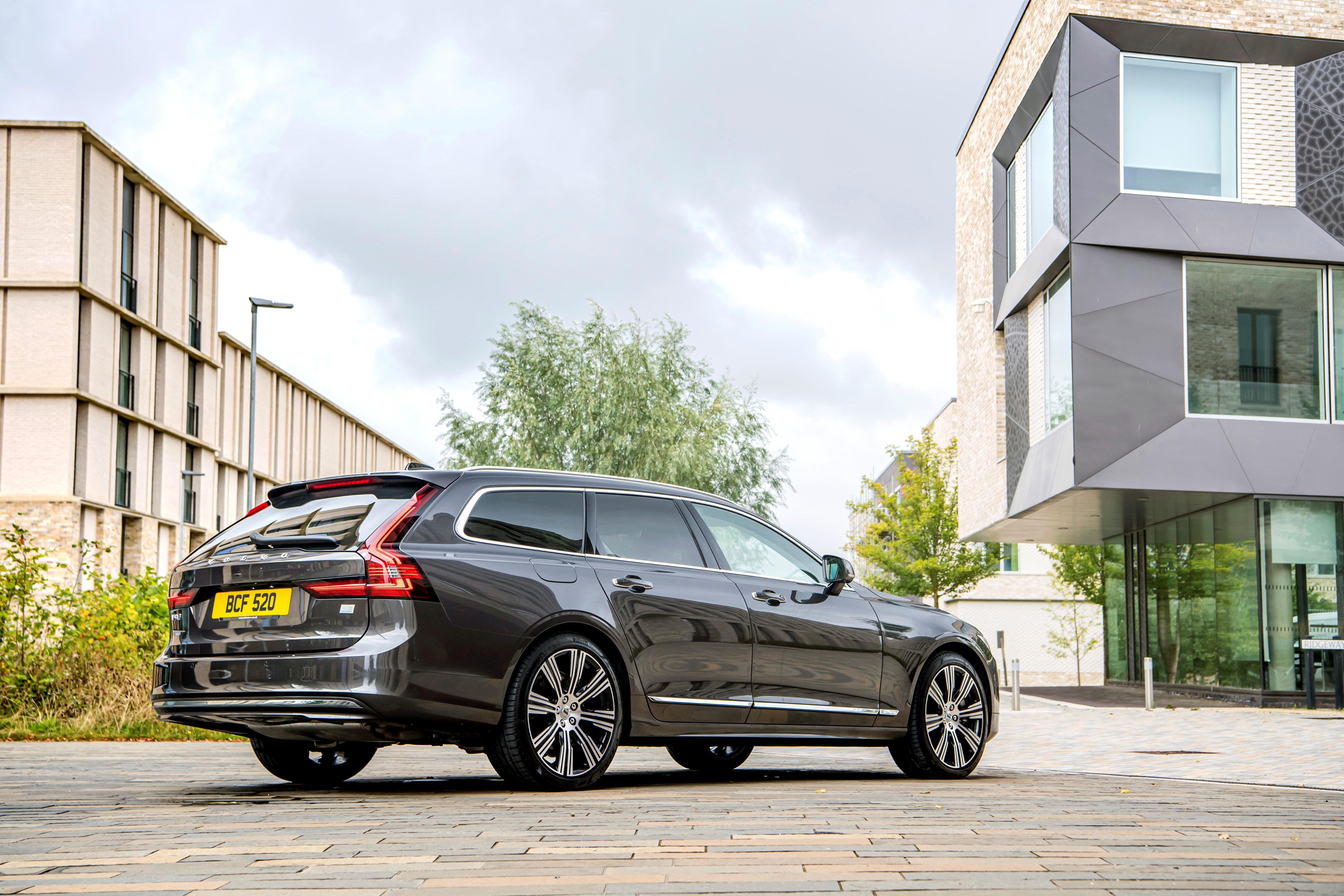 The V90 tail lights follow the curve of the ‘shoulder’ as a kind of night-time brand signature