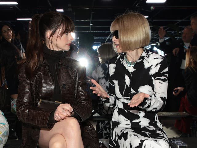 <p>Anna Wintour sends crowd into frenzy with Devil Wears Prada joke as Anne Hathaway’s appears at Broadway show</p>
