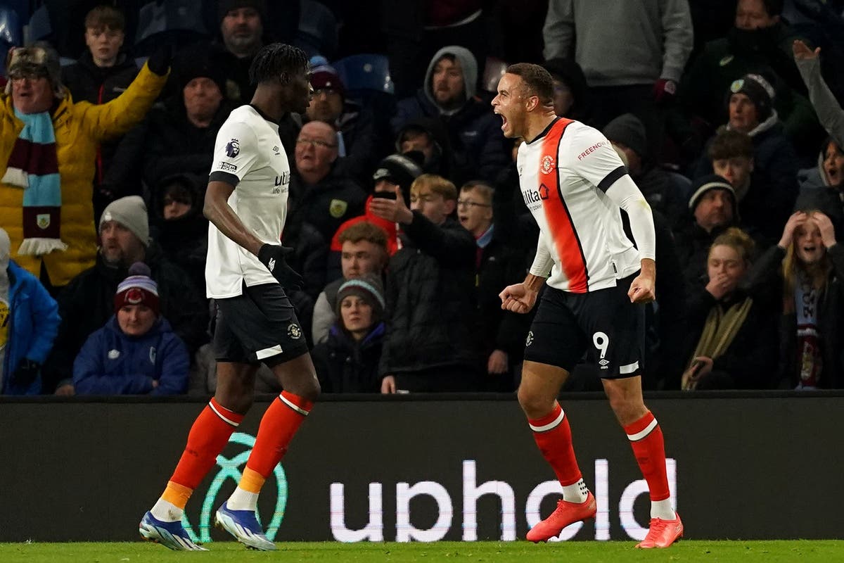 Carlton Morris&rsquo; controversial late equaliser earns Luton draw at Burnley
