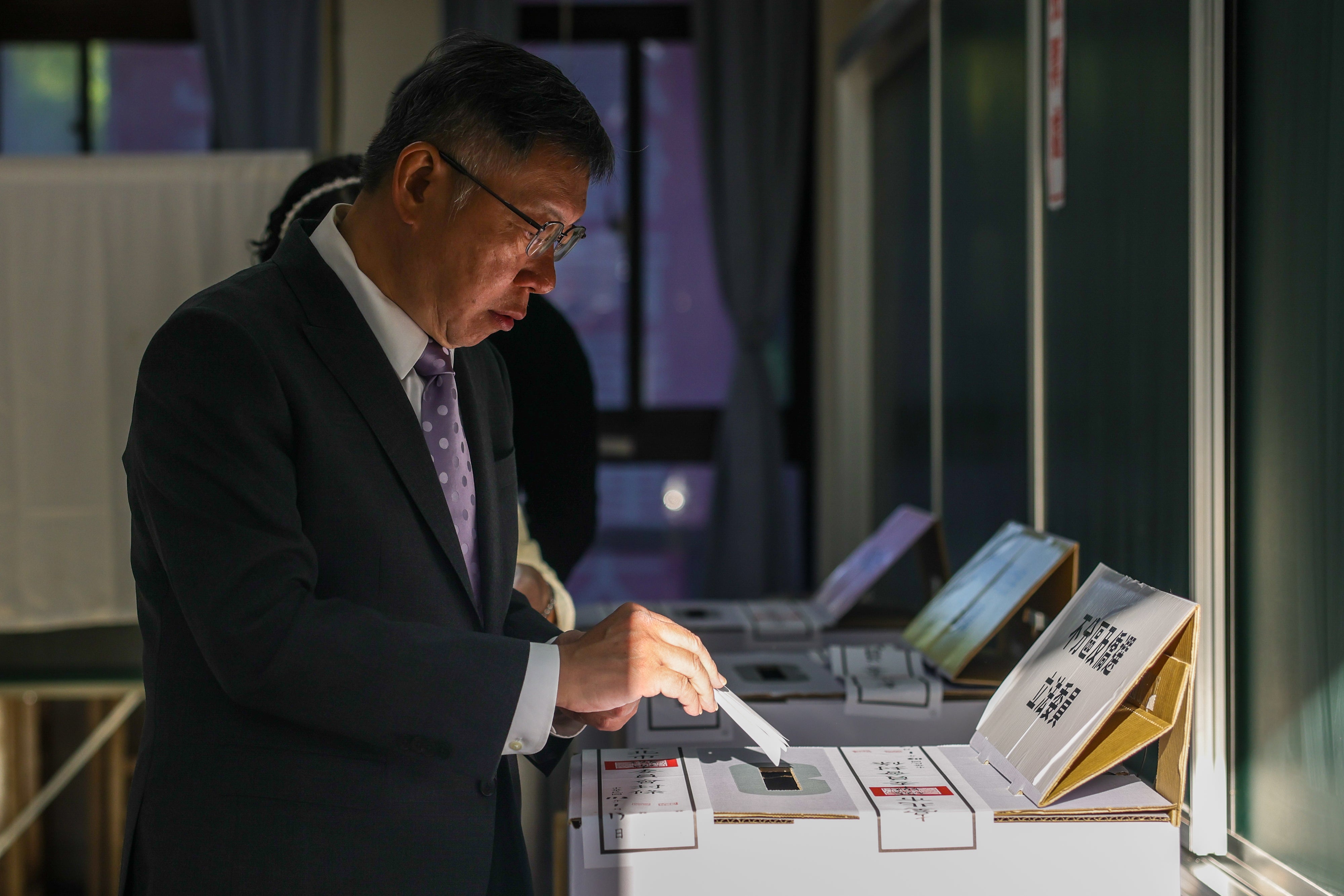 Taiwan People’s Party (TPP) presidential candidate Ko Wen-je casts his ballot at a polling center on 13 January 2024 in Taipei, Taiwan