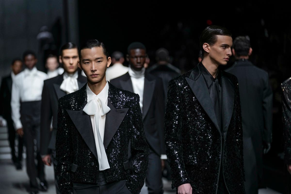 MILAN FASHION PHOTOS: Dolce&Gabbana sets romantic pace. MSGM reflects on the fast-paced world