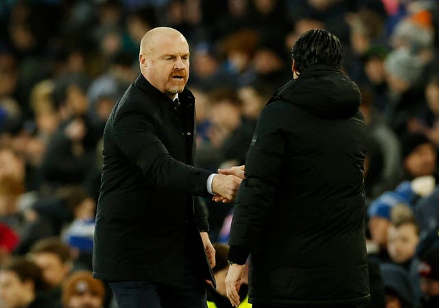 <p>Sean Dyche and Unai Emery shake hands at full-time</p>