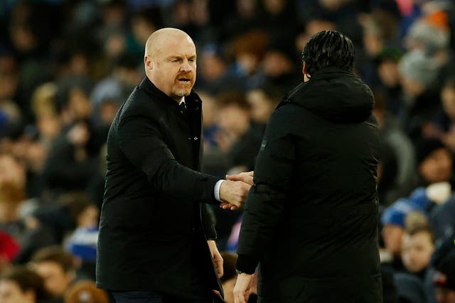 <p>Sean Dyche and Unai Emery shake hands at full-time</p>