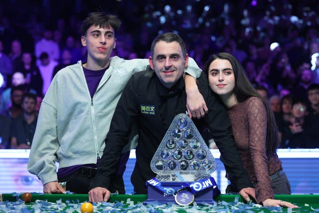 <p>Ronnie O’Sullivan poses with his children Ronnie Jr and Lily alongside the Paul Hunter trophy</p>