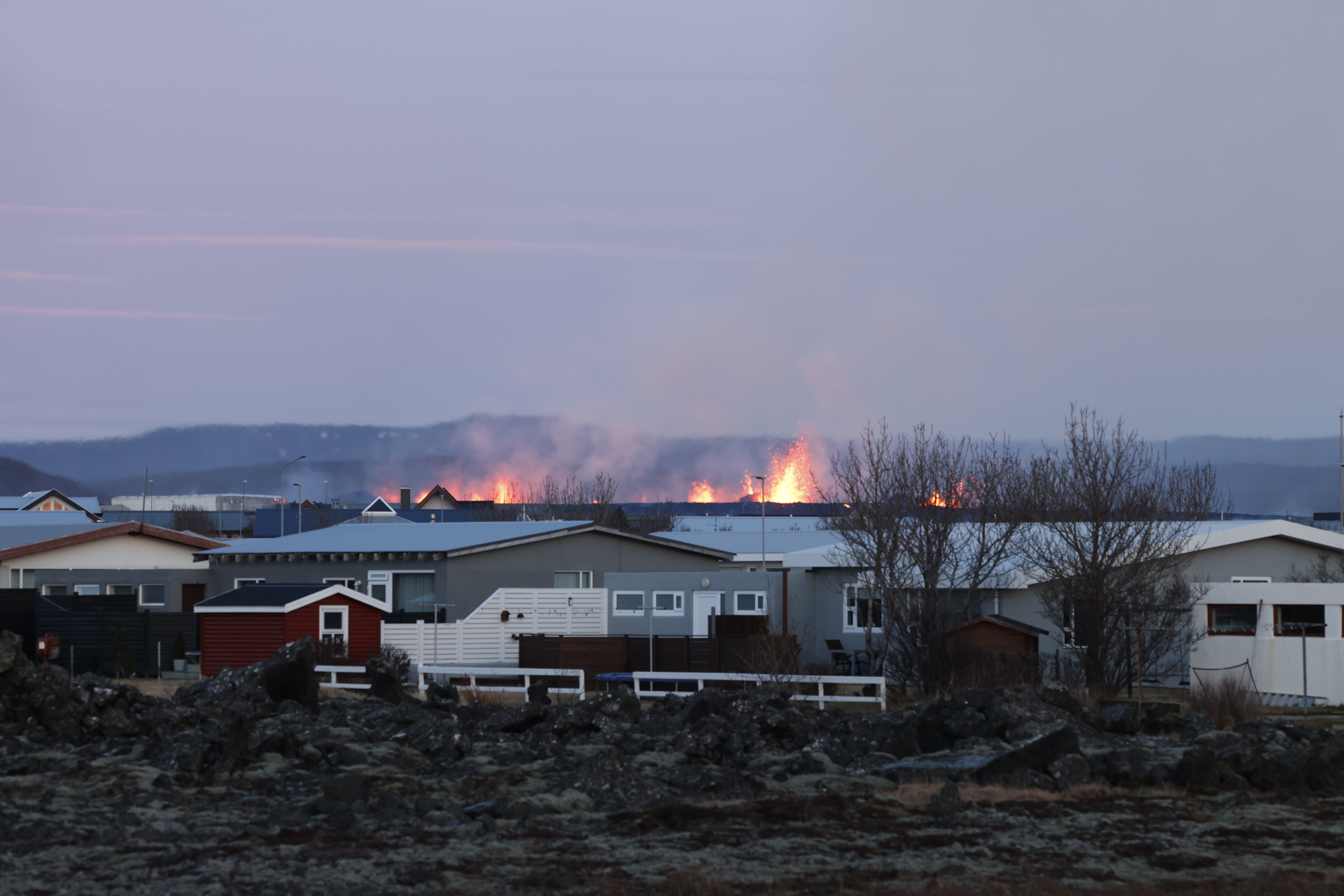Eruption starts again just north of Grindavik
