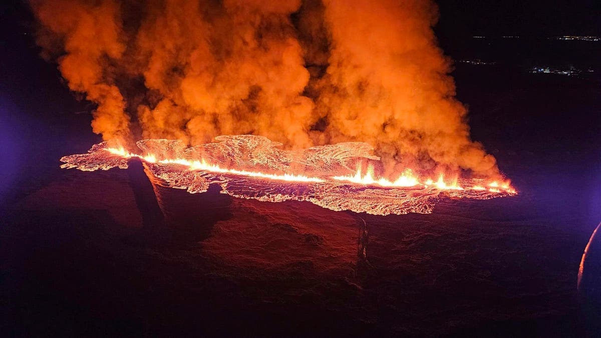 Iceland volcano eruption live: New crack forms and lava flows into houses for first time - Vimarsana News
