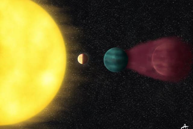 <p>El joven planeta HD 63433d es extremadamente caliente y tiene el mismo tamaño que la Tierra. Se encuentra cerca de su estrella madre en la constelación de la Osa Mayor. En 2020, detectaron dos planetas vecinos y más alejados que son un poco más pequeños que el Neptuno. </p>
