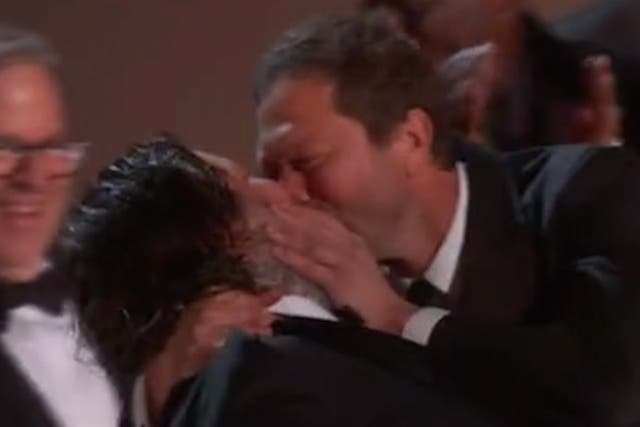 <p>The Bear star Ebon Moss-Bachrach passionately kisses producer Matty Matheson on-stage after Emmys win.</p>