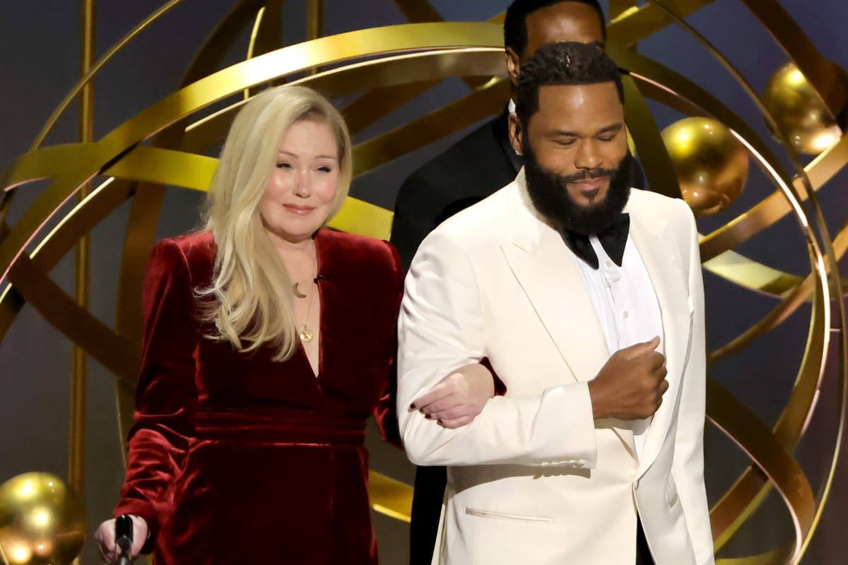 Christina Applegate receives emotional standing ovation at the Emmys after MS diagnosis