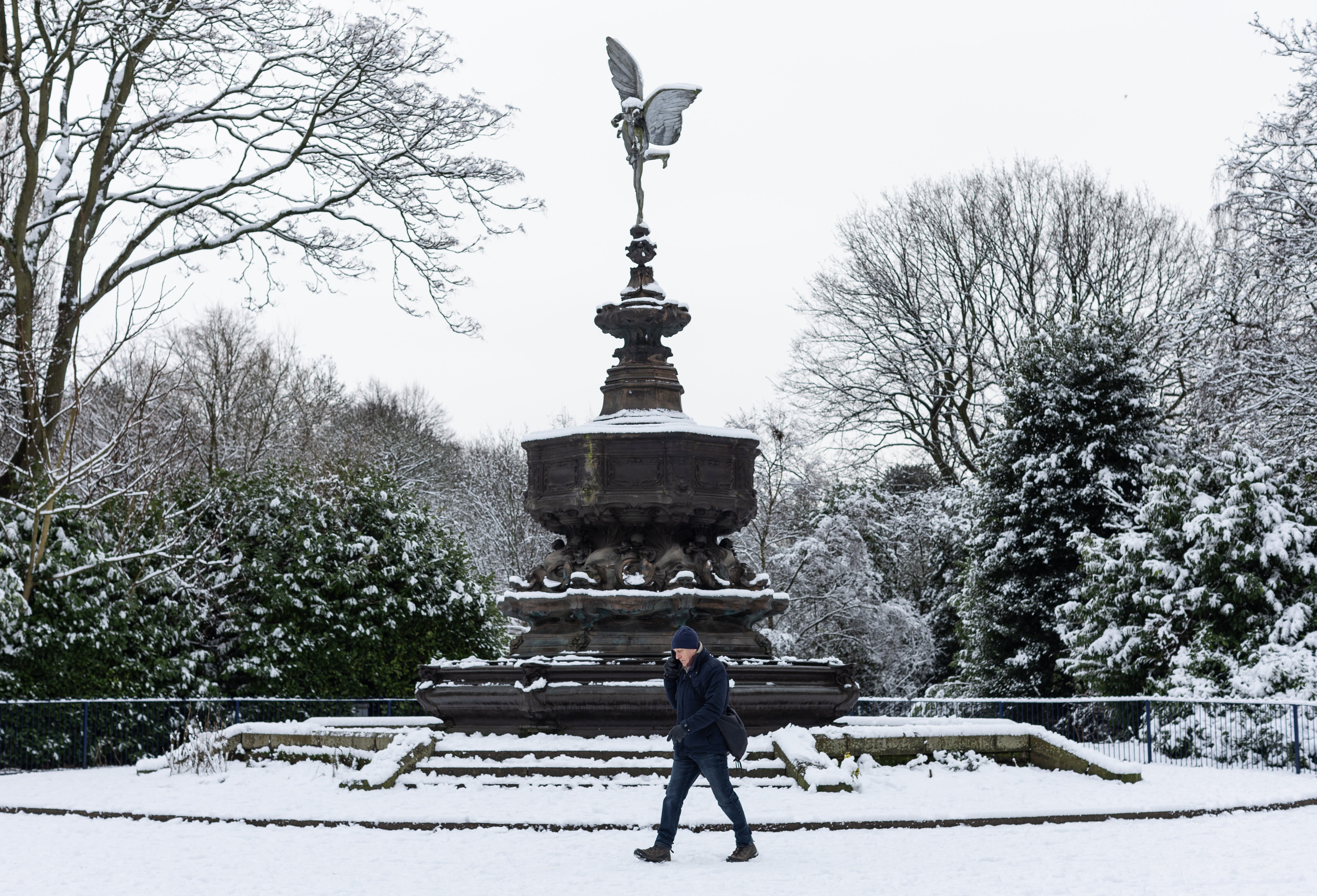 Arctic air brings snow to northern Britain