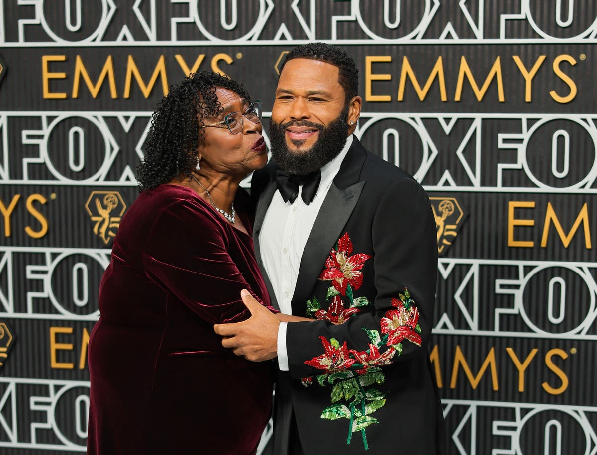 Emmys fans upset by Anthony Anderson&rsquo;s &lsquo;rude&rsquo; mum interrupting speeches