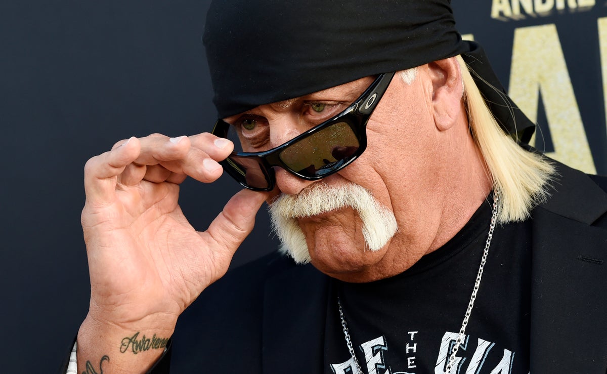Wrestler Hulk Hogan helps rescue teenage girl trapped after Florida car crash