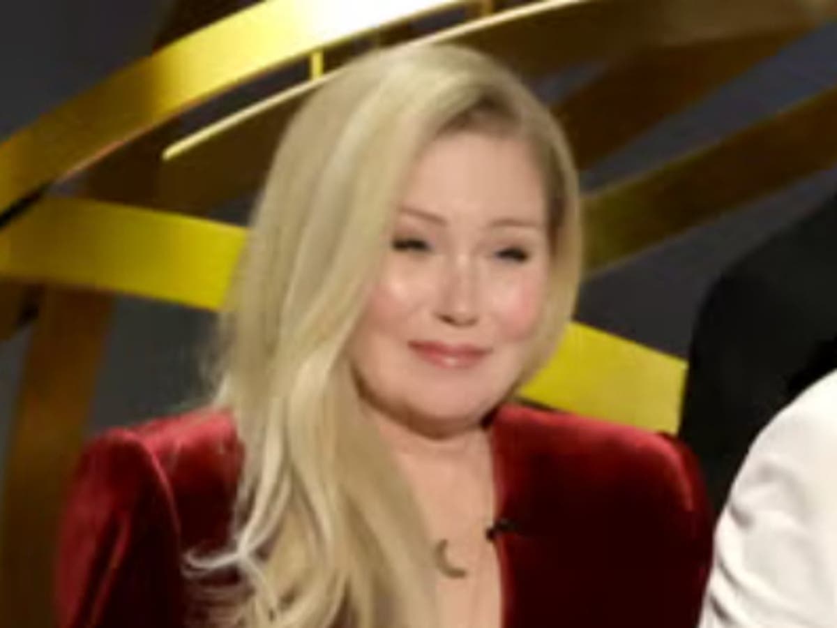 Christina Applegate receives emotional Emmys standing ovation after MS diagnosis