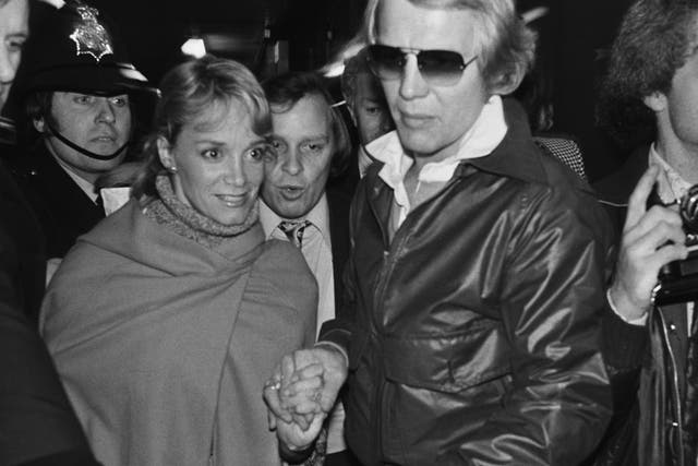 <p>Lynne Marta with David Soul at Heathrow in 1977</p>