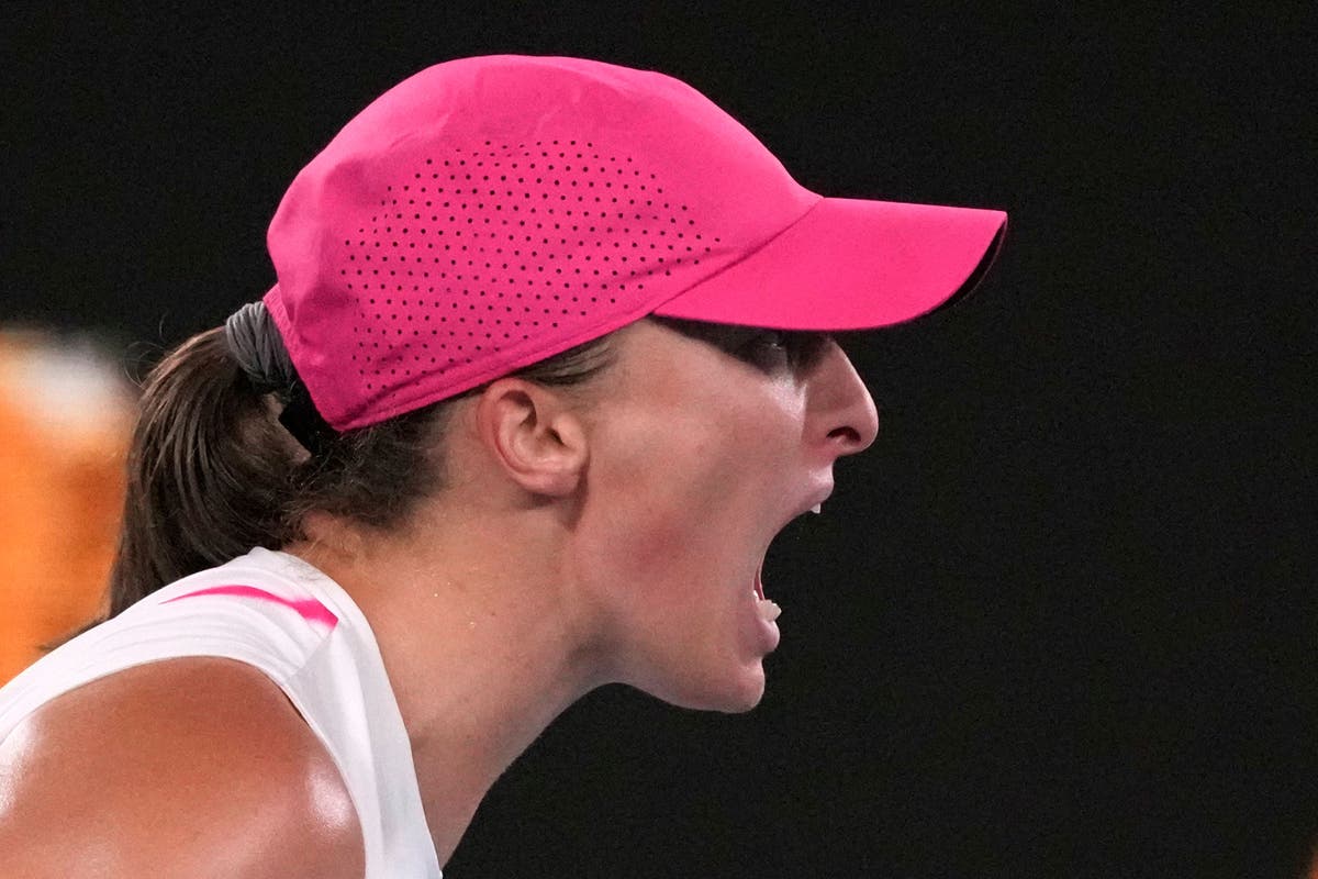 Iga Swiatek survives scare against Danielle Collins to reach third round