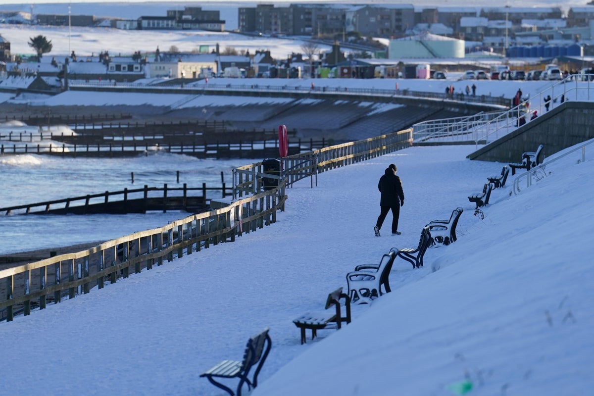 UK weather – live: Met Office issues snow warning this week as heavy rain pelts Scotland