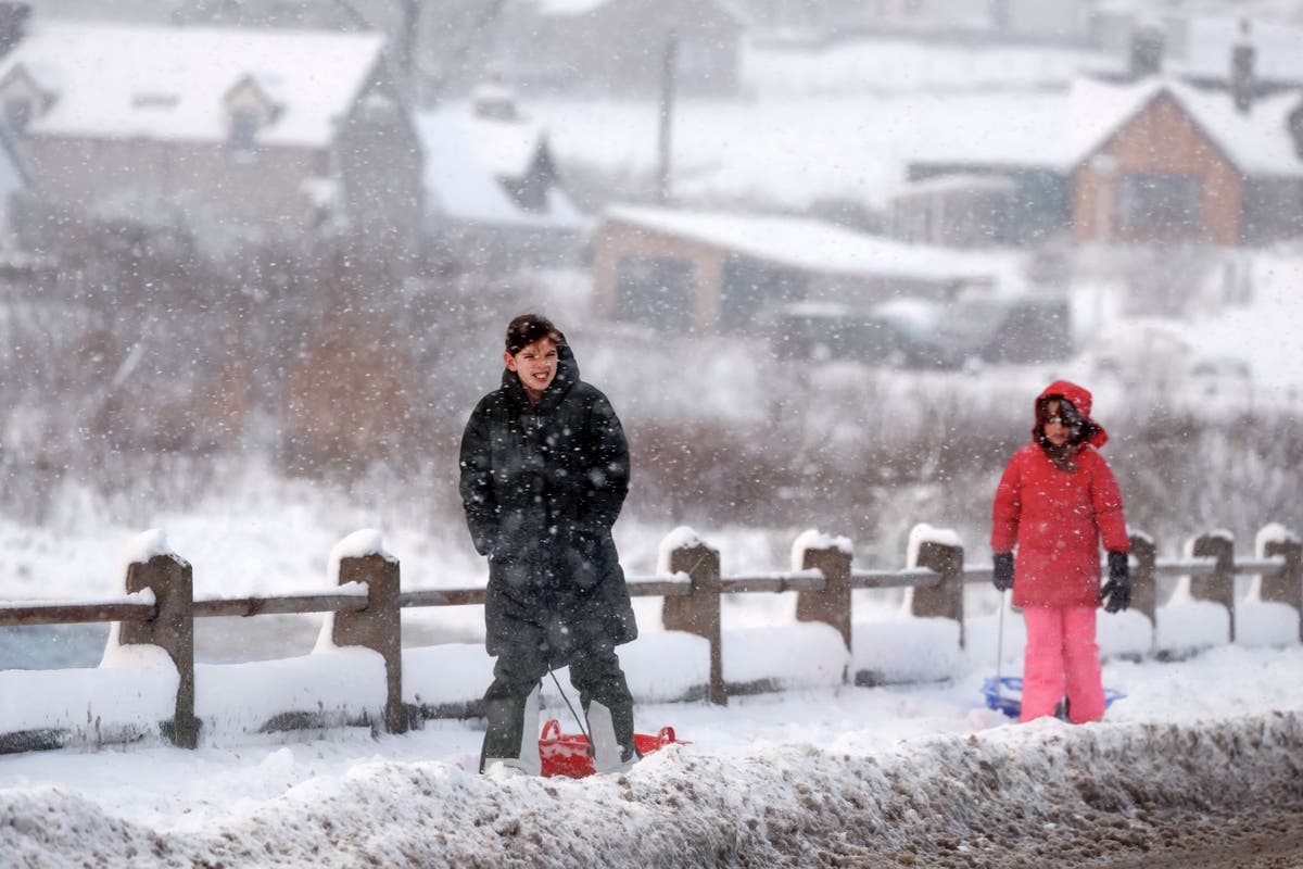 UK Weather Warnings: Heavy snow alert by Met Office with up to 25cm falling in Arctic blast