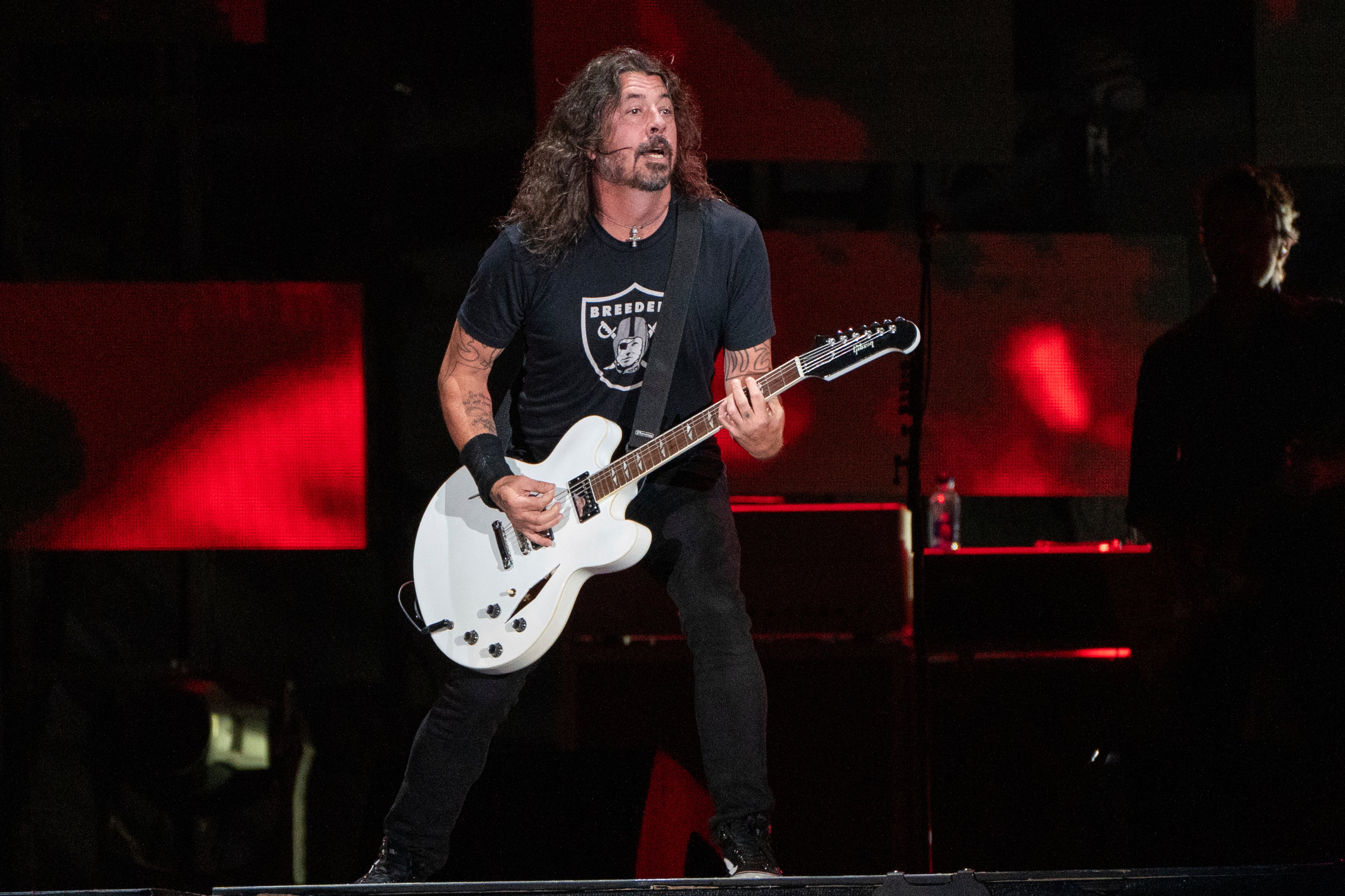 Foo Fighters diz que quaisquer royalties recebidos como resultado do uso de sua música por Trump serão doados para a campanha Harris/Walz