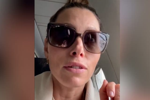 <p>Jessica Biel gets stuck on plane unable to land because of snowstorm - but finds funny way to pass time.</p>