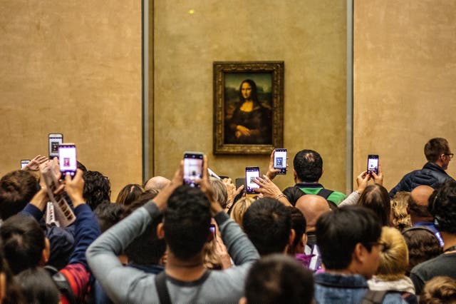 <p>Phone-a Lisa: individuals refusing to experience the famous artwork unless it’s through their screens </p>