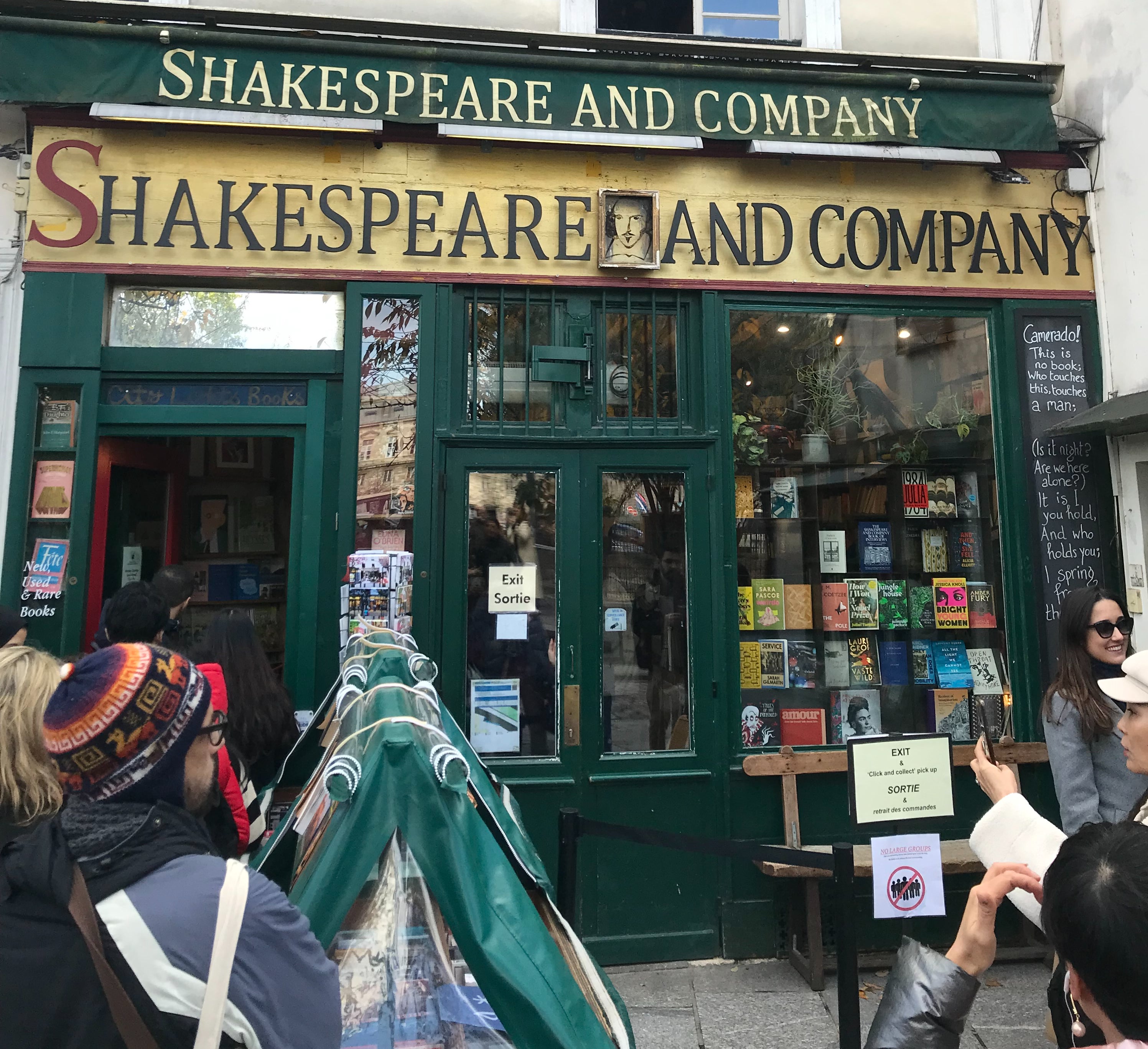 Selfie-seekers are drawn to Shakespeare and Company