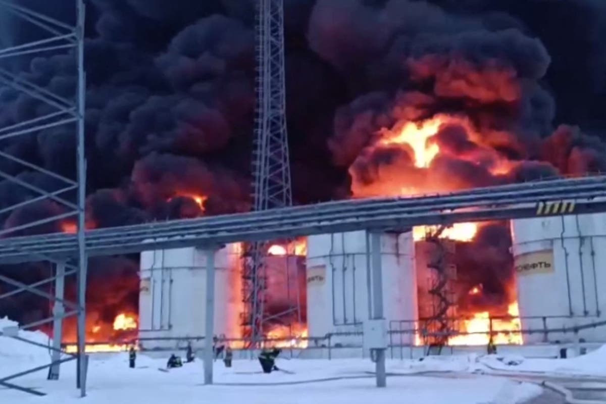 Российско-украинская война: Удар беспилотника в Киеве вызвал массовый пожар после удара по нефтезаводу — ПРЯМОЙ ЭФИР