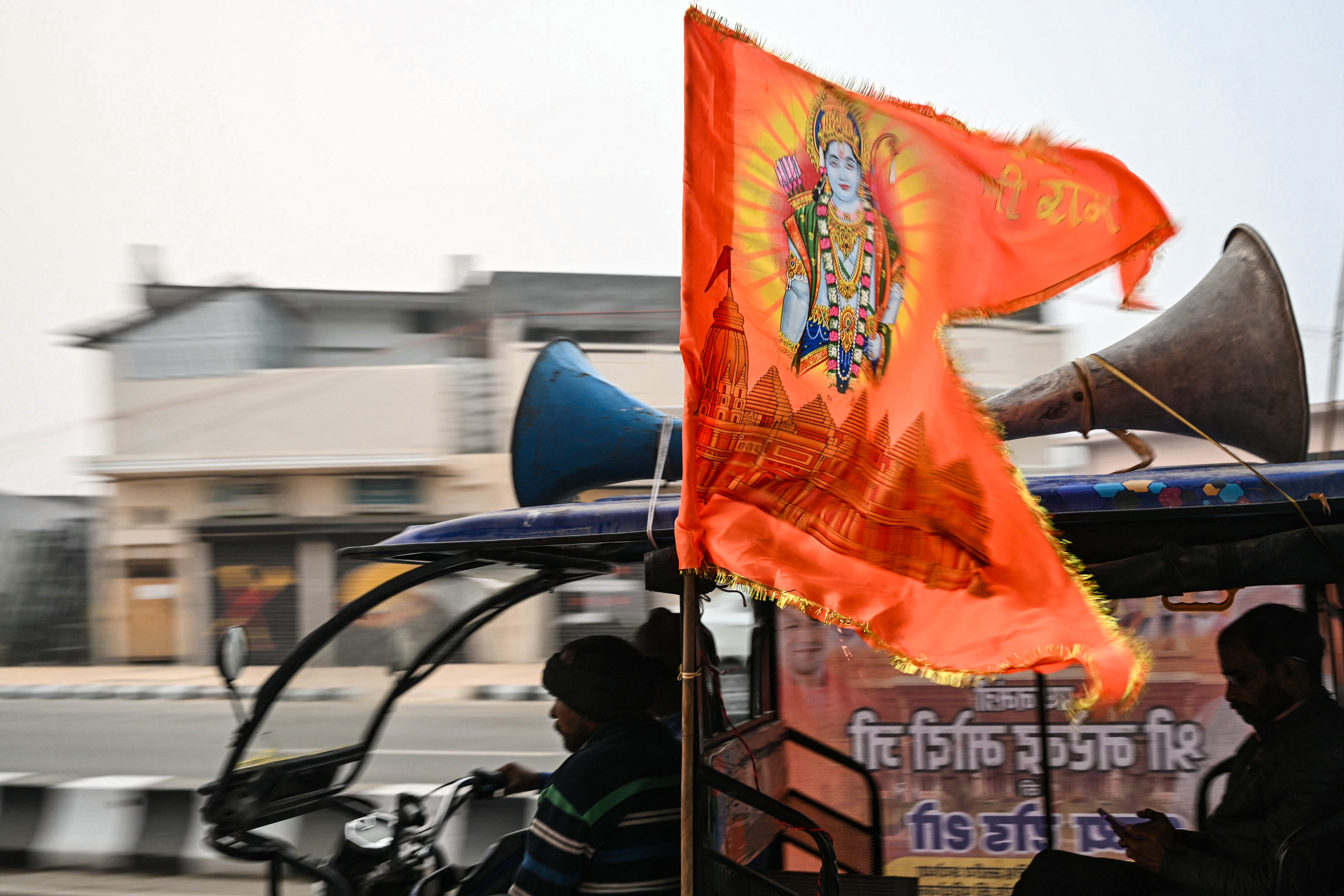 A flag depicting Lord Ram on an electric rickshaw: 100,000 devotees per day are expected in Ayodhya by the end of the year