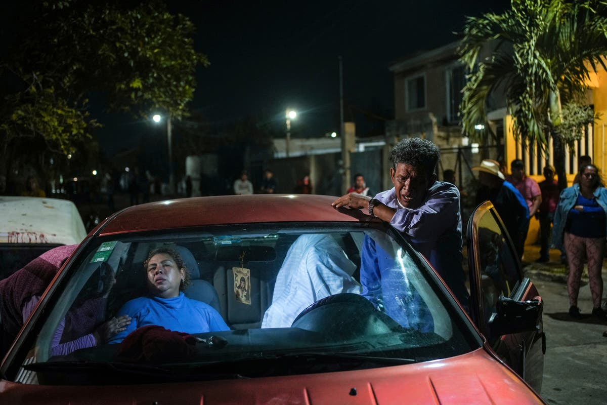 4 local police officers in eastern Mexico are under investigation after man is shot to death