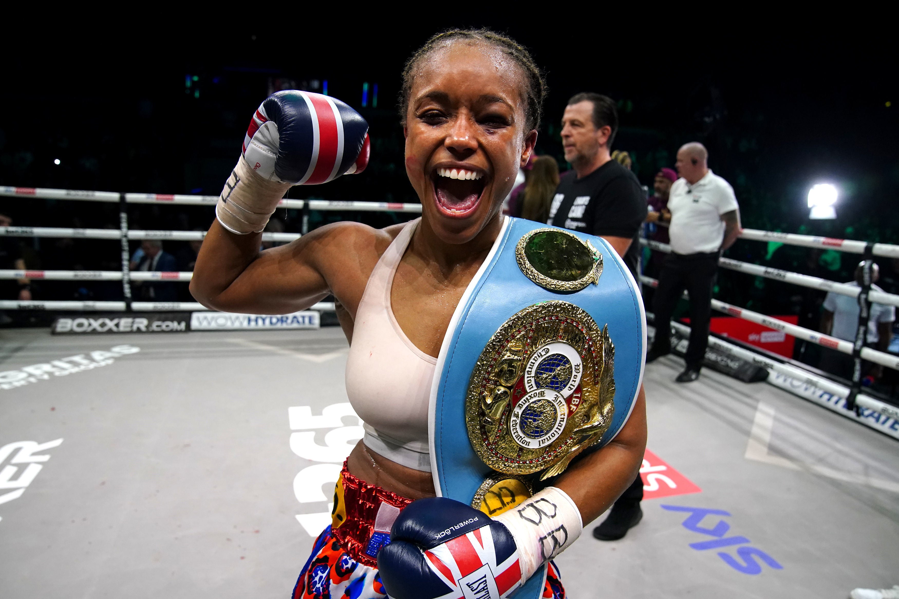 Natasha Jonas retained her world title in front of a partisan home crowd