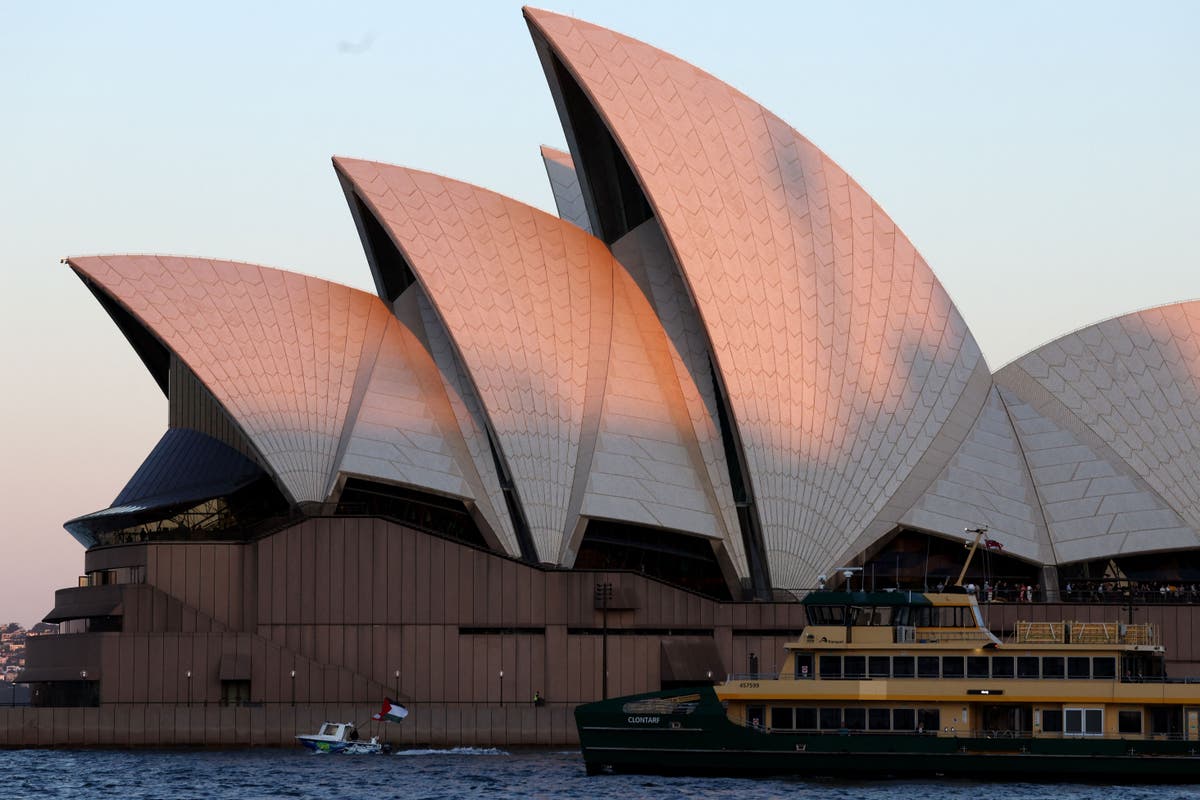 Watch Sydney switches off lights of iconic landmarks for Earth Hour