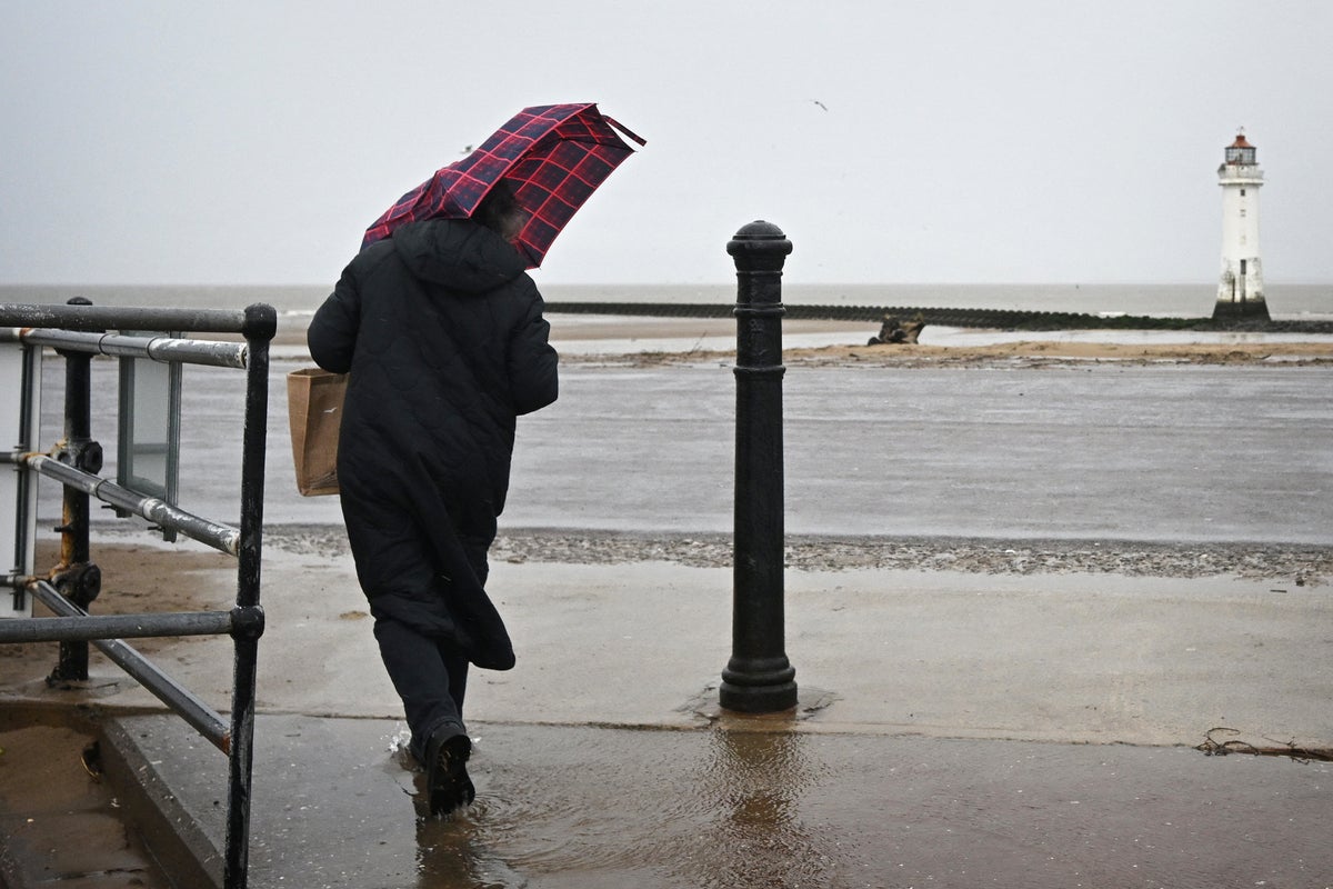 Unseasonably strong winds to hit UK in new storm warning