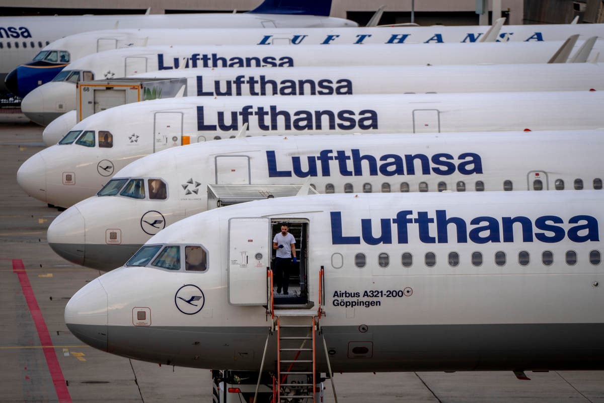 Warning as hundreds of flights cancelled in Germany