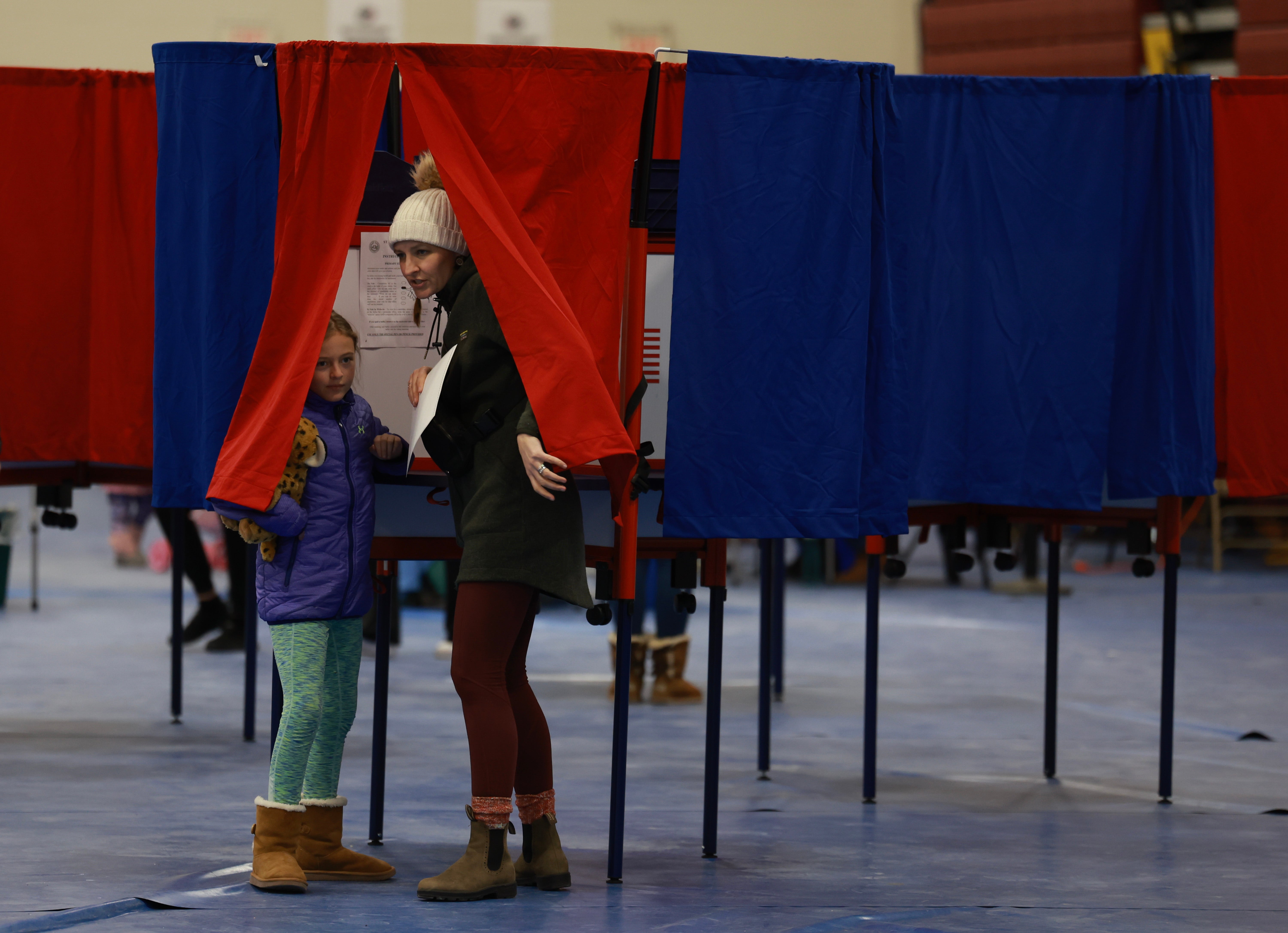 

<p>Voters fill out their ballots at a polling location at Bedford High School</p>
<p>” peak=”4347″ width=”6000″ structure=”responsive” i-amphtml-layout=”responsive”><i-amphtml-sizer slot=