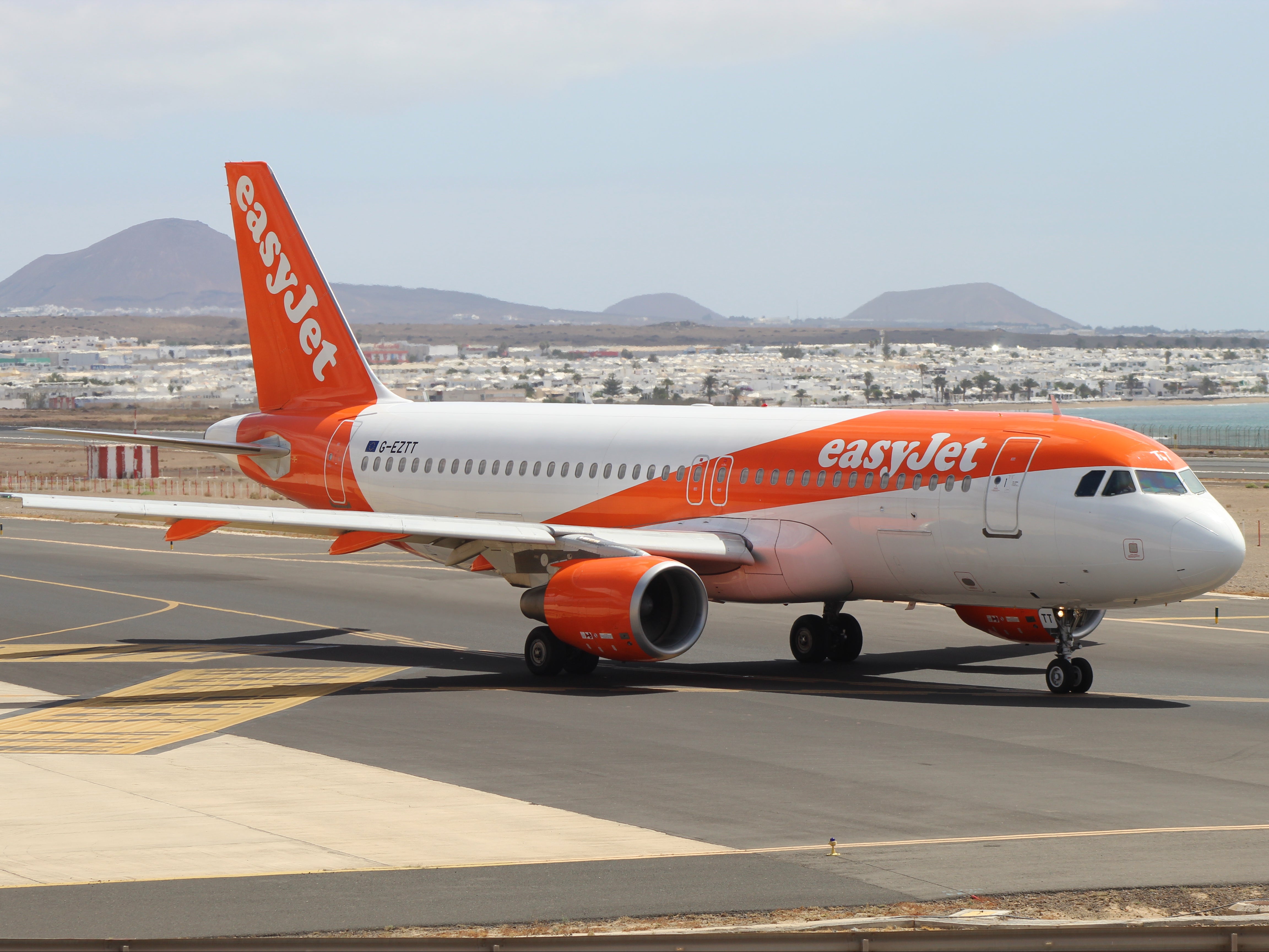 Sun seeking: easyJet Airbus A320 taxiing in Spain