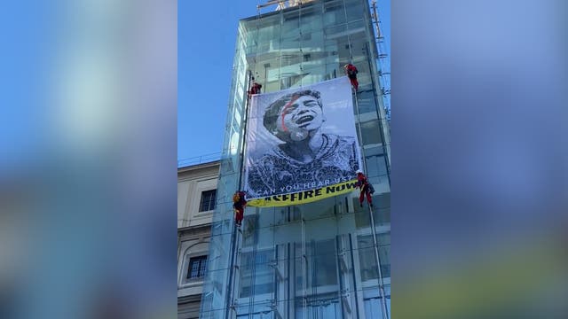 <p>Greenpeace activists unfurl banner at Madrid museum to demand Gaza ceasefire</p>