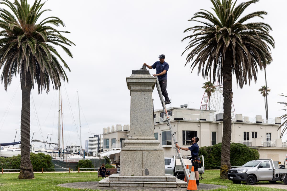 2 monuments symbolizing Australia's colonial past damaged by protesters ahead of polarizing holiday