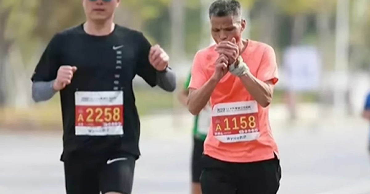 marathon runner smoking cigarettes Runner in China who chain-smoked throughout marathon banned for two years marathon runner smoking cigarettes Runner in China who chain-smoked throughout marathon banned for two years