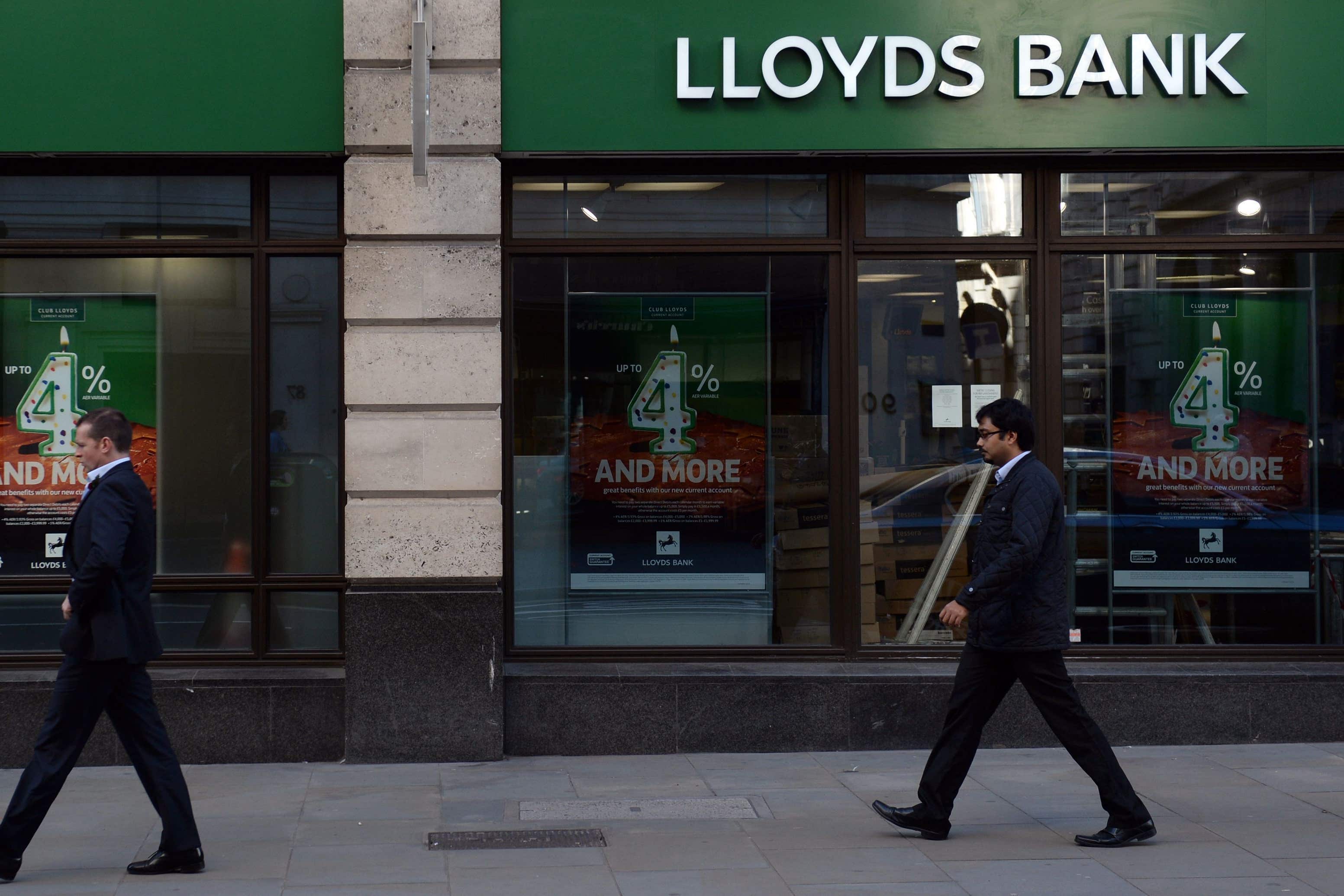 Only 8% of Lloyds customers solely use physical banks to manage their money