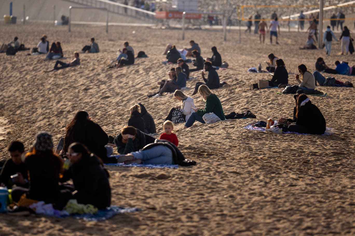 https://static.independent.co.uk/2024/01/26/15/Spain_Hot_Weather_61948.jpg?quality=75&width=1368&auto=webp