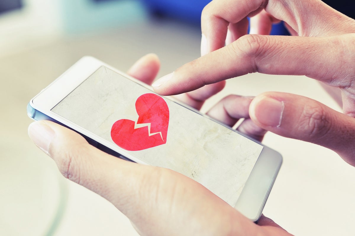 Relationship experts on how to avoid the dreaded dating app fatigue