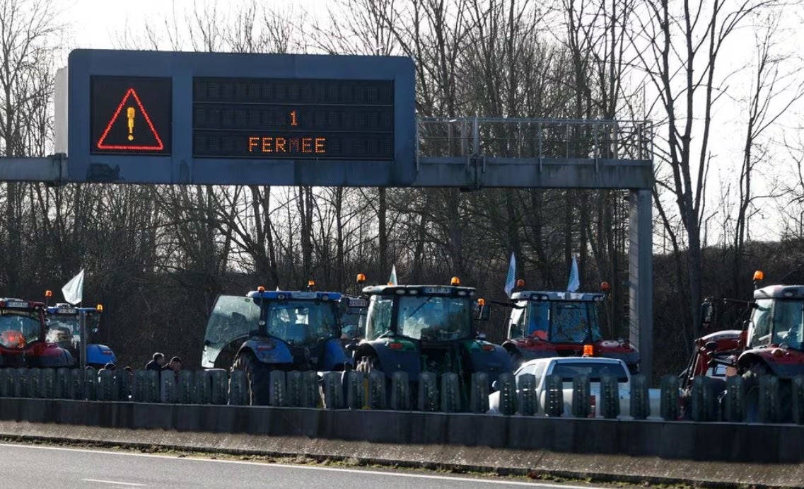 French farmers block motorway to Spain