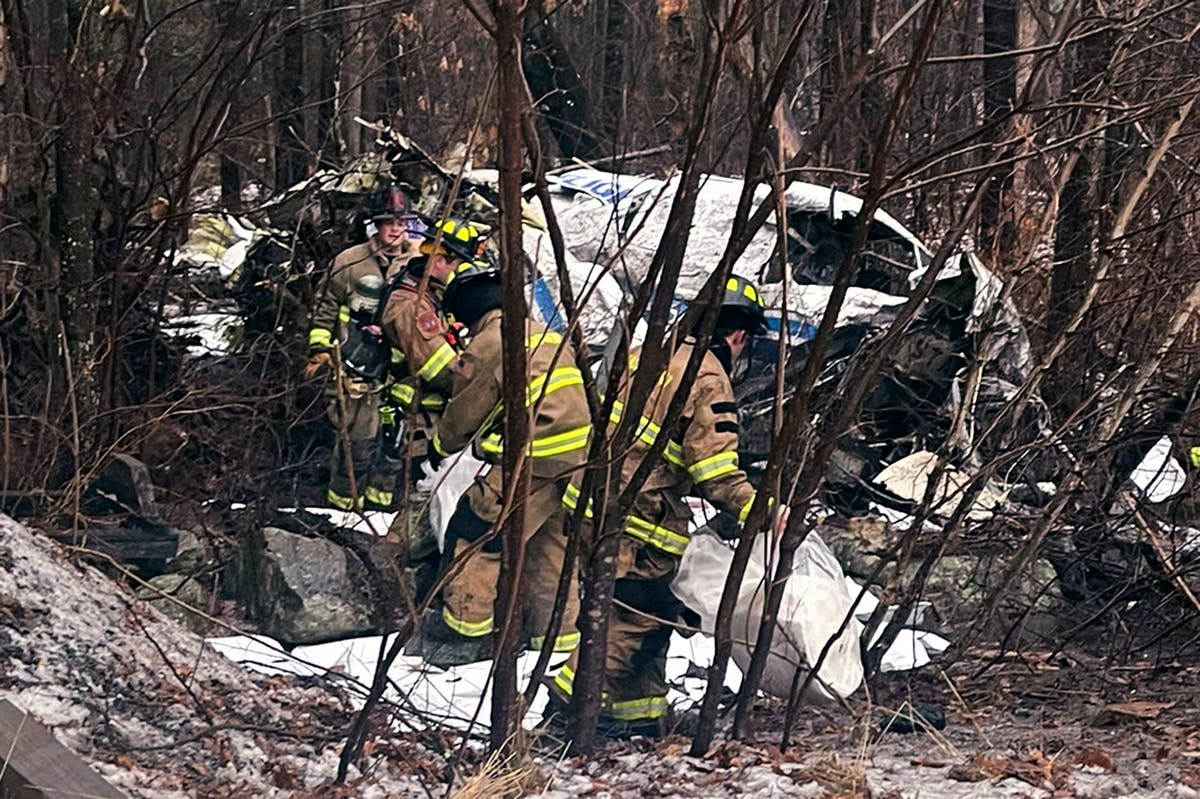 Small plane crashes in neighborhood after takeoff from New Hampshire