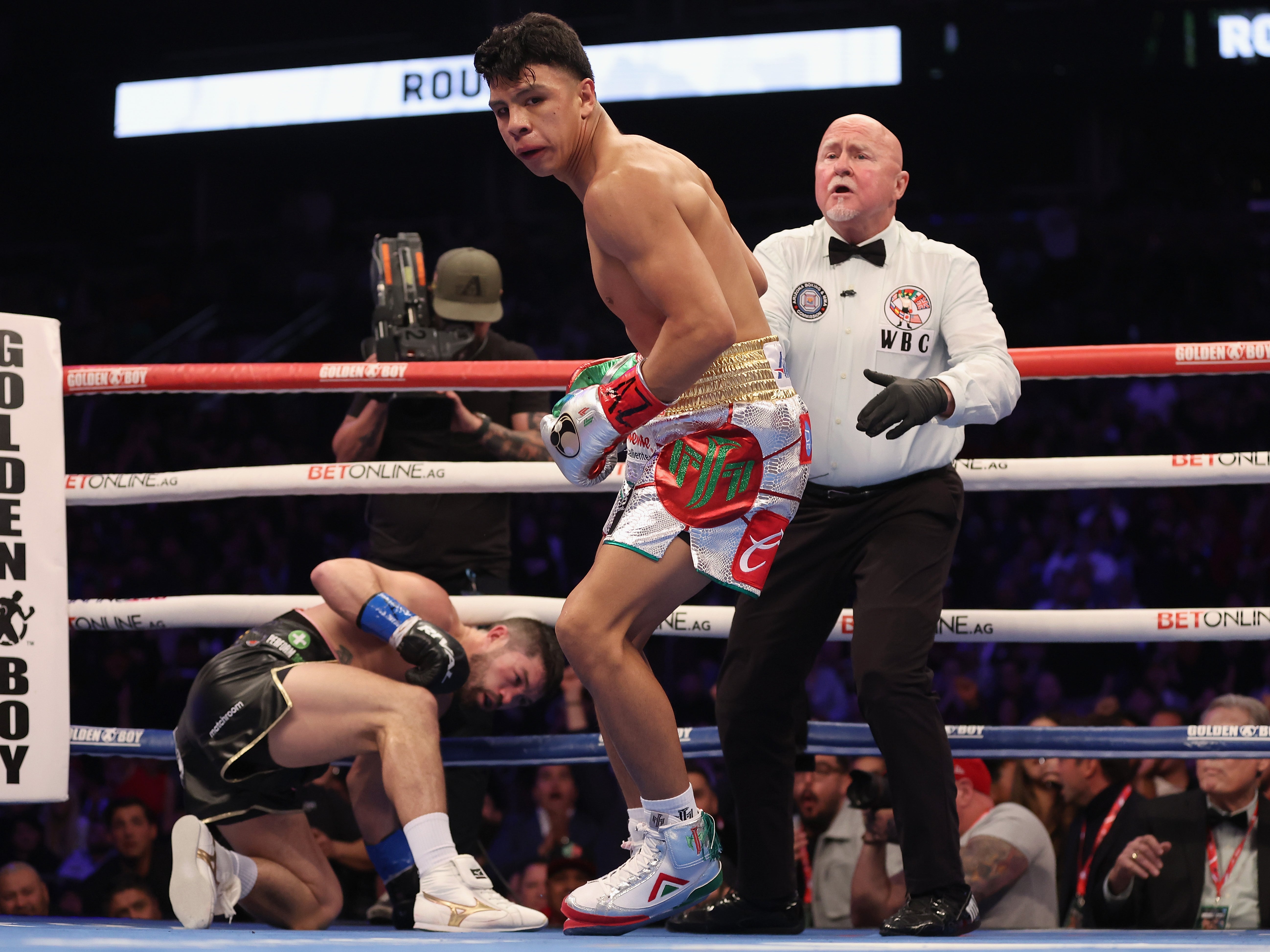 Munguia remains unbeaten after stopping Londoner John Ryder in their January bout