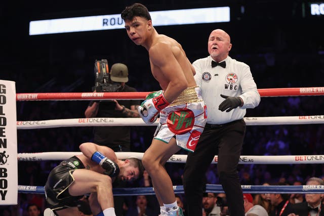 <p>Jaime Munguia (centre) remained unbeaten with his stoppage of John Ryder</p>